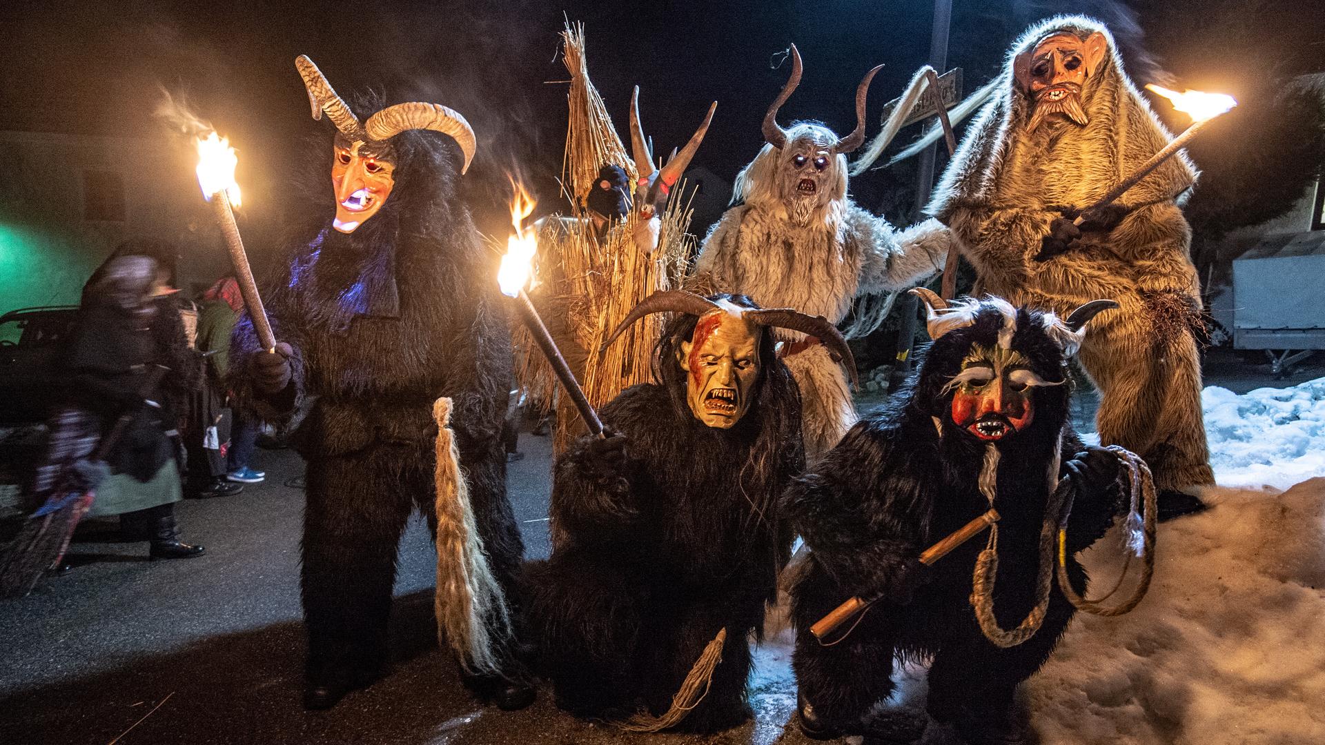 Mit kunstvoll geschnitzten Masken und wilden Pelzgewändern ziehen in den "Rauhnächten" in vielen Gemeinden, wie hier im Bayerischen Wald, Hexen, Teufel und Dämonen durch die Straßen.