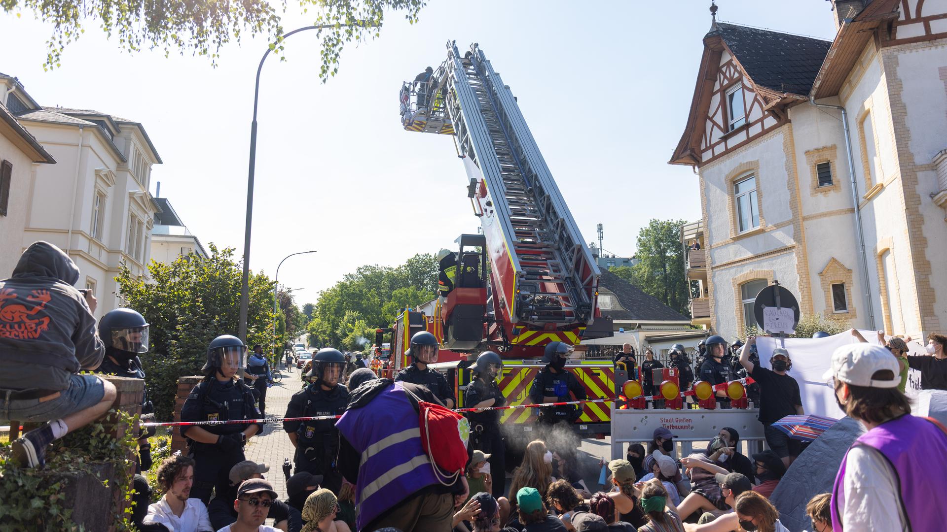 Hessen, Gießen: Aktivisten blockieren den Bereich vor dem besetzten Haus, um die Räumung der letzten Aktivisten auf dem Dach zu unterbinden. Hessen, Gießen: Aktivisten blockieren den Bereich vor dem besetzten Haus, um die Räumung der letzten Aktivisten auf dem Dach zu unterbinden.