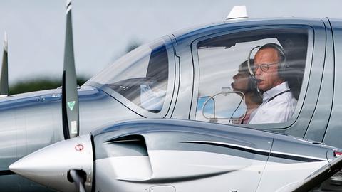 CDU-Chef Friedrich Merz und seine Frau Charlotte sind mit ihrem Privatflieger zur Hochzeit von Bundesfinanzminister Christian Lindner (FDP) nach Sylt gekommen.