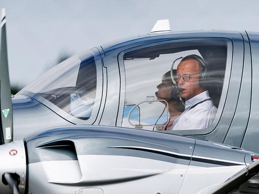 CDU-Chef Friedrich Merz und seine Frau Charlotte sind mit ihrem Privatflieger zur Hochzeit von Bundesfinanzminister Christian Lindner (FDP) nach Sylt gekommen. CDU-Chef Friedrich Merz und seine Frau Charlotte sind mit ihrem Privatflieger zur Hochzeit von Bundesfinanzminister Christian Lindner (FDP) nach Sylt gekommen.