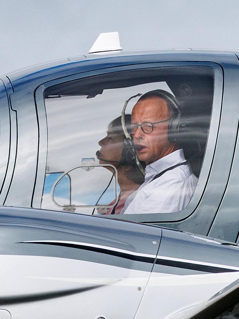 CDU-Chef Friedrich Merz und seine Frau Charlotte sind mit ihrem Privatflieger zur Hochzeit von Bundesfinanzminister Christian Lindner (FDP) nach Sylt gekommen. CDU-Chef Friedrich Merz und seine Frau Charlotte sind mit ihrem Privatflieger zur Hochzeit von Bundesfinanzminister Christian Lindner (FDP) nach Sylt gekommen.