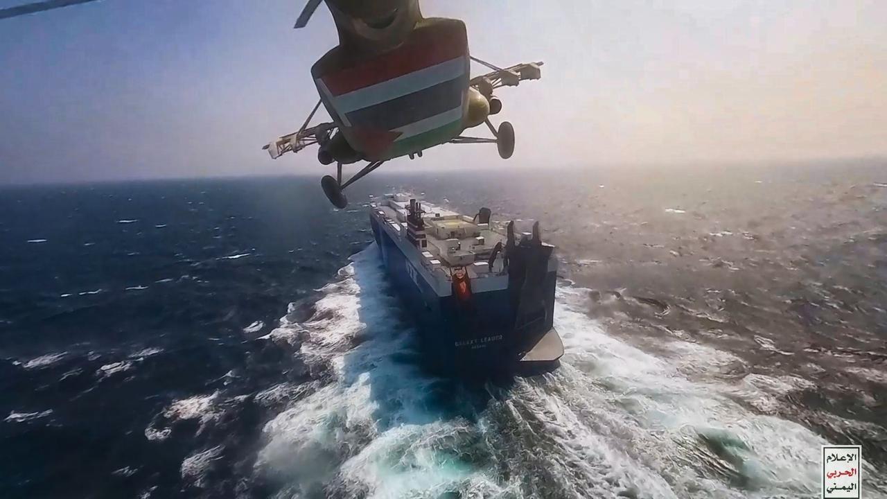Ein Handout-Foto zeigt einen Huthi-Hubschrauber, der über das Frachtschiff "Galaxy Leader" fliegt, als sie es im Roten Meer vor der Küste von Hodeidah in ihre Gewalt bringen.