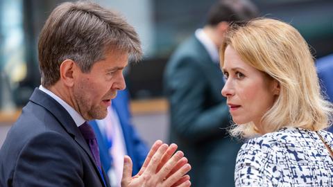 Brüssel: Marek Estok (l), slowakischer Staatssekretär für auswärtige und europäische Angelegenheiten, spricht mit Kaja Kallas, EU-Außenbeauftragte, während des Treffens der EU-Außenminister im EU-Ratsgebäude.