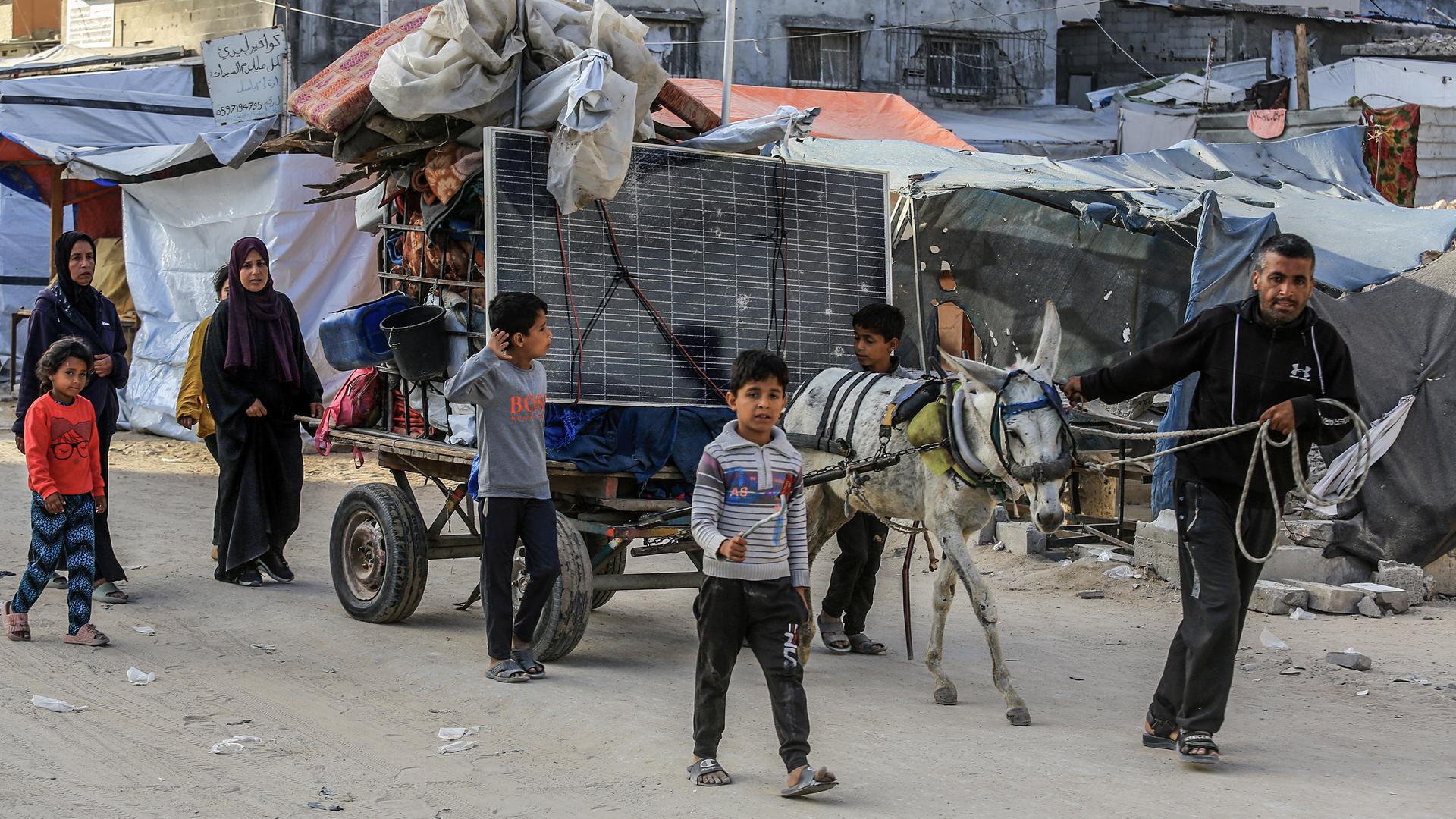 Vertriebene Palästinenser verlassen mit ihren Habseligkeiten den östlichen Teil von Chan Junis im südlichen Gazastreifen.