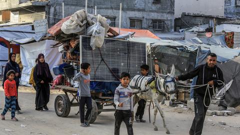Vertriebene Palästinenser verlassen mit ihren Habseligkeiten den östlichen Teil von Chan Junis im südlichen Gazastreifen.