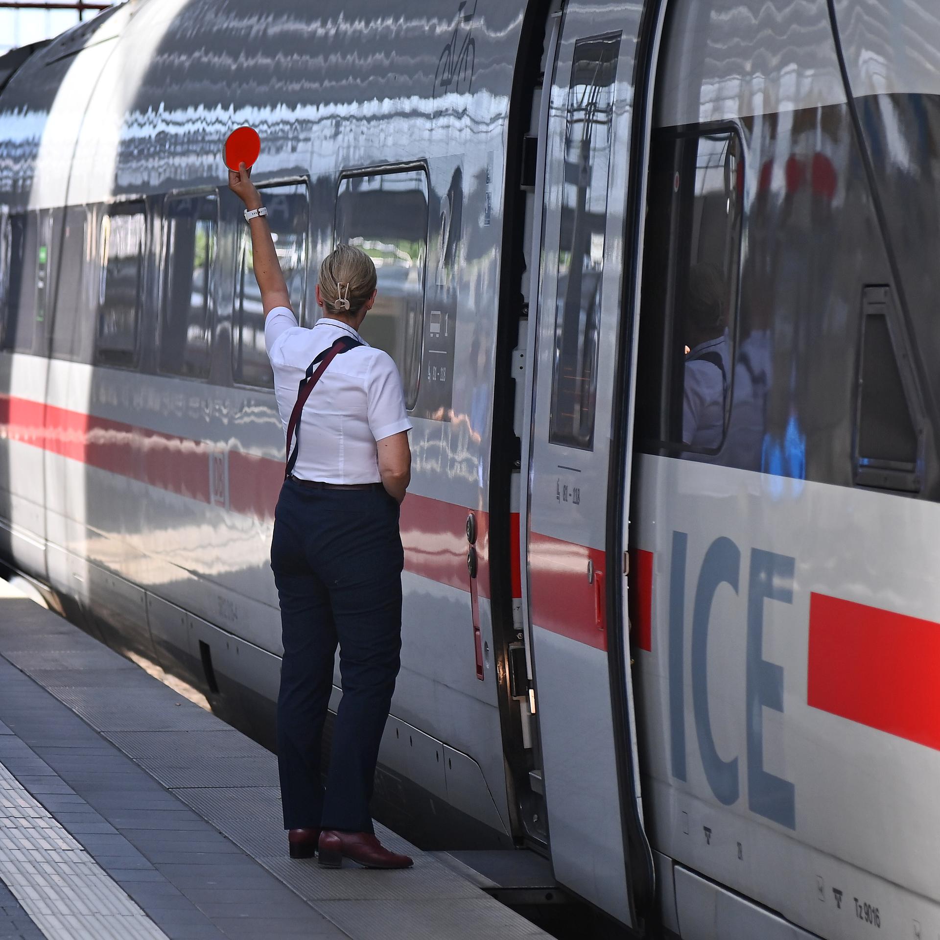 Zugreisen - Pünktlich, sauber, schnell: Wie kommt die Deutsche Bahn dahin?
