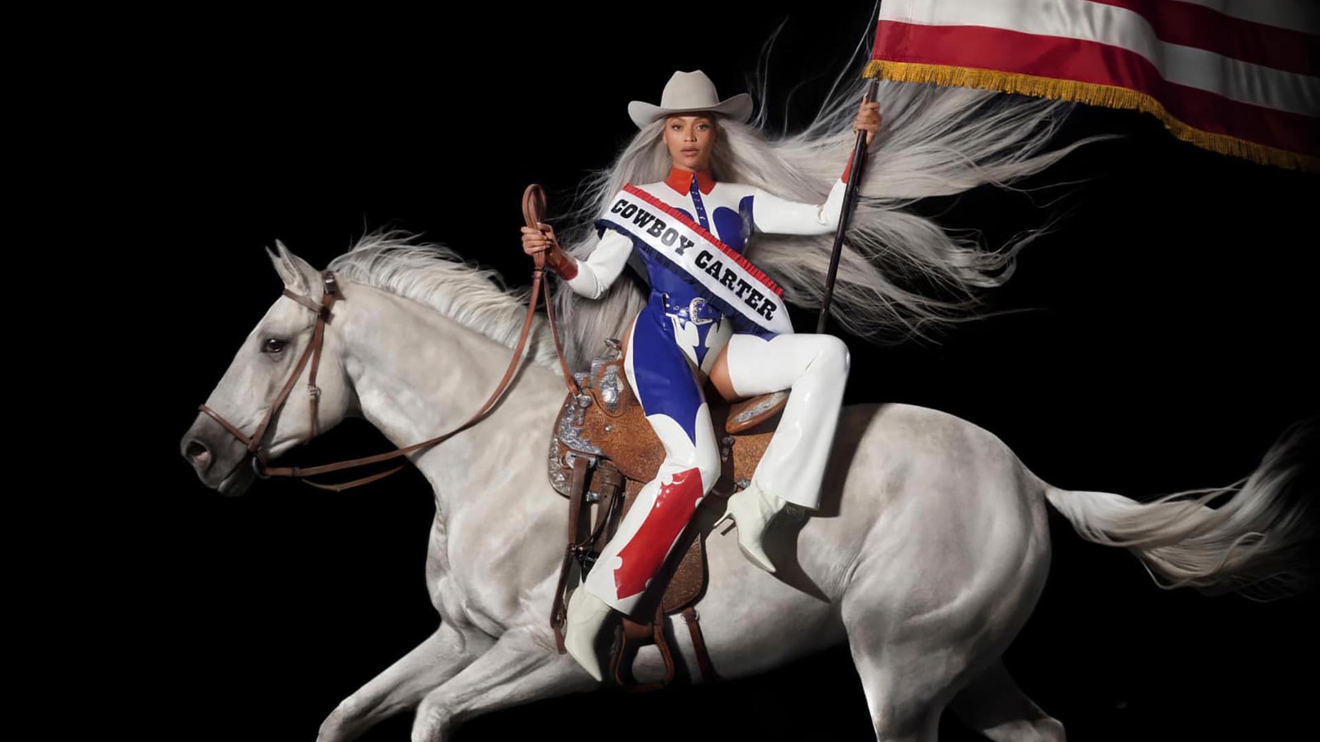 Auf dem Cover von "Cowboy Carter" reitet Beyoncé auf einem weißen Pferd und trägt die US-amerikanische Flagge.