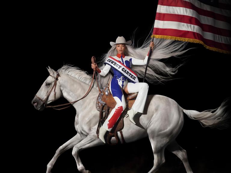 Auf dem Cover von "Cowboy Carter" reitet Beyoncé auf einem weißen Pferd und trägt die US-amerikanische Flagge.