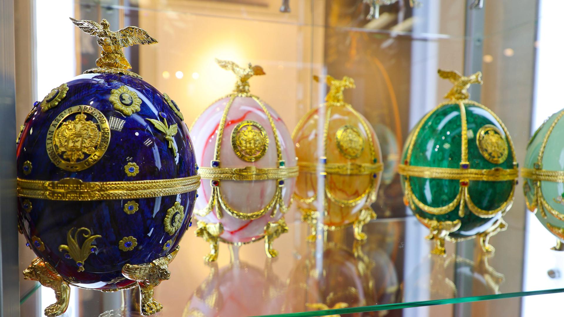 Fabergé-Eier in einer Vitrine. Fabergé-Eier in einer Vitrine.