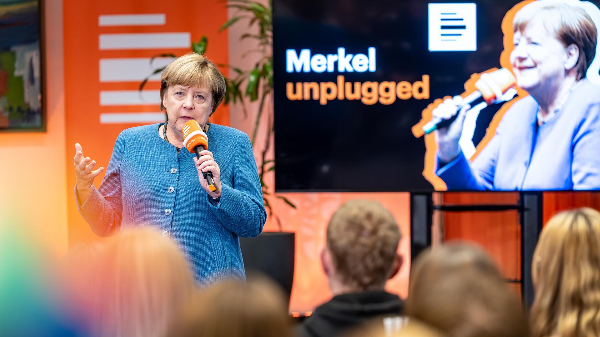 14.10.2026 Aufzeichnung der ersten Folge der Reihe „Merkel unplugged“ Dr. Angela Merkel diskutiert mit Schülerinnen, moderiert von Korbinian Frenzel
