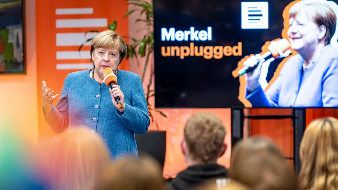 Aufzeichnung der ersten Folge der Reihe „Merkel unplugged“ am 14.10.2026: Dr. Angela Merkel diskutiert mit Schülerinnen und Schülern.