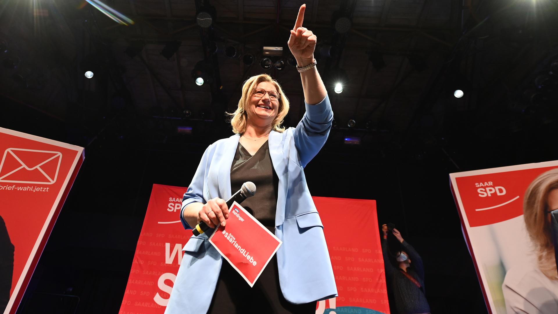 Anke Rehlinger, SPD-Spitzenkandidatin und stellvertretende Ministerpräsidentin des Saarlandes, steht auf der SPD-Wahlparty zur Landtagswahl auf der Bühne. Anke Rehlinger, SPD-Spitzenkandidatin und stellvertretende Ministerpräsidentin des Saarlandes, steht auf der SPD-Wahlparty zur Landtagswahl auf der Bühne.