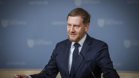 Ministerpräsident Michael Kretschmer bei einem Termin mit Bundeskanzler Merz in Dresden