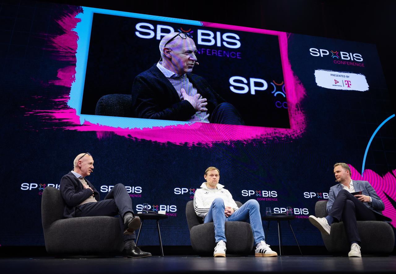 DFB-Präsident Bernd Neuendorf, Adidas-CEO Björn Gulden und SPOBIS-Geschäftsführer Marco Klewenhagen unterhalten sich Ende Januar 2024 auf dem Podium.