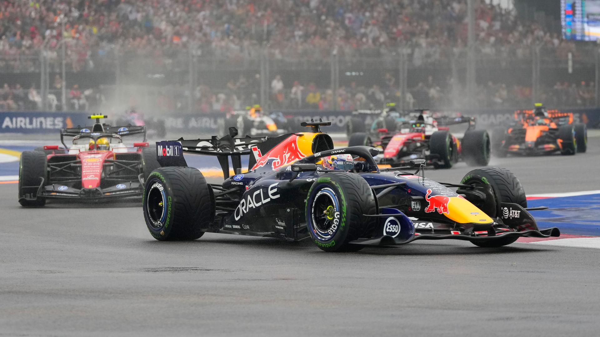 Der niederländische Formel1-Rennfahrer Max Verstappen während des Sprintrennens Singapur.