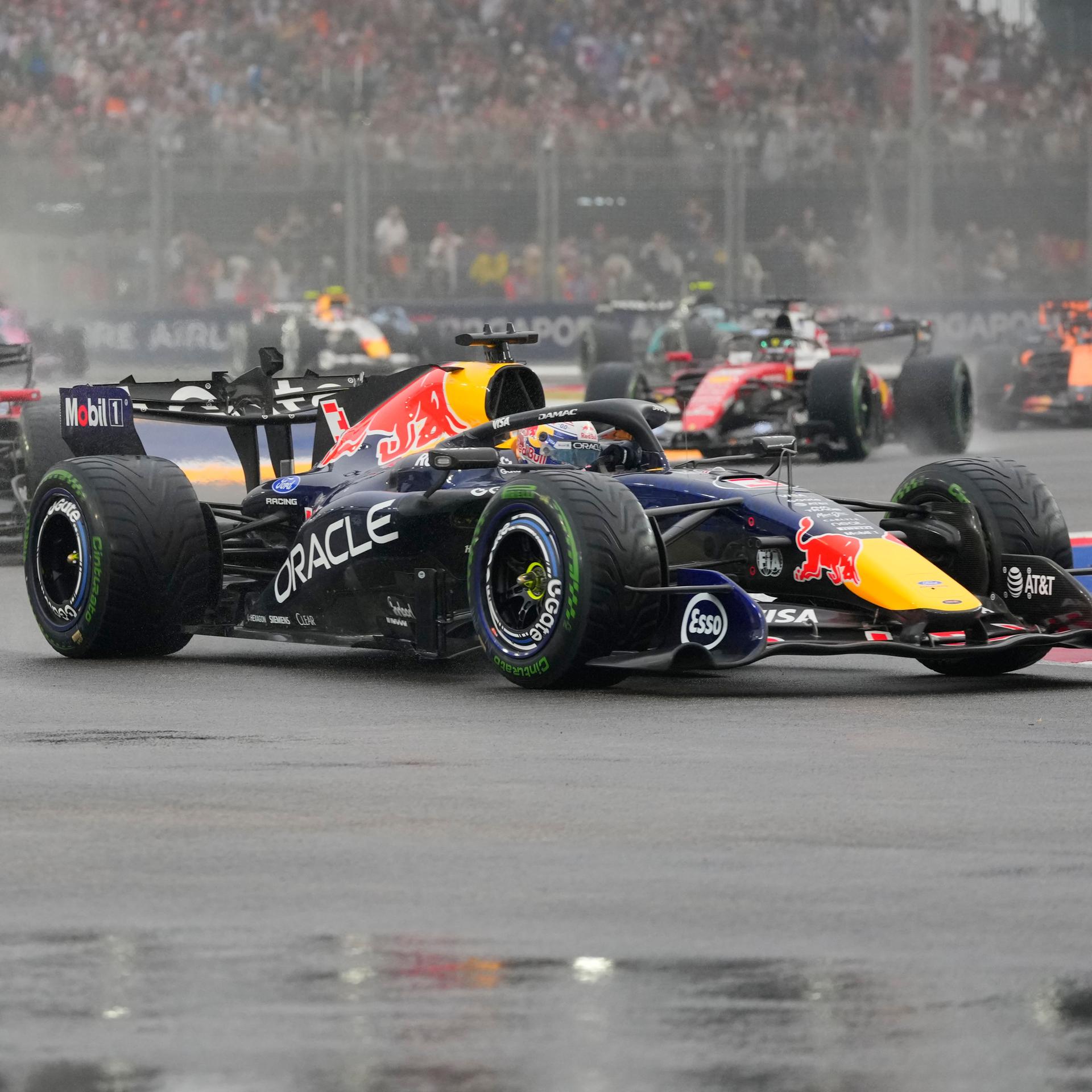 Der niederländische Formel1-Rennfahrer Max Verstappen während des Sprintrennens Singapur.
