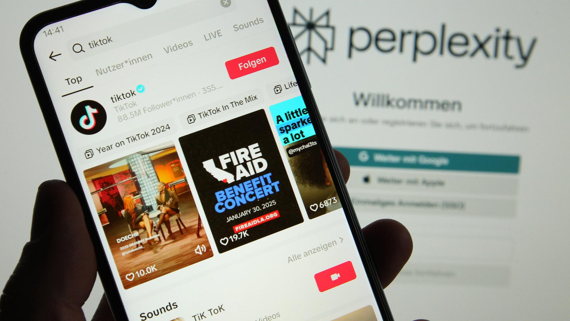 Auf einem Smartphone wurde das Videoportal TikTok aufgerufen. Dahinter wurde auf einem Laptop die Konversations-Suchmaschine Perplexity AI aufgerufen.