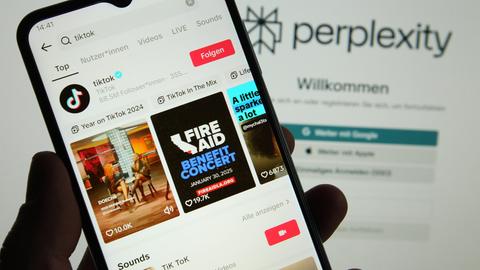 Auf einem Smartphone wurde das Videoportal TikTok aufgerufen. Dahinter wurde auf einem Laptop die Konversations-Suchmaschine Perplexity AI aufgerufen. Auf einem Smartphone wurde das Videoportal TikTok aufgerufen. Dahinter wurde auf einem Laptop die Konversations-Suchmaschine Perplexity AI aufgerufen.