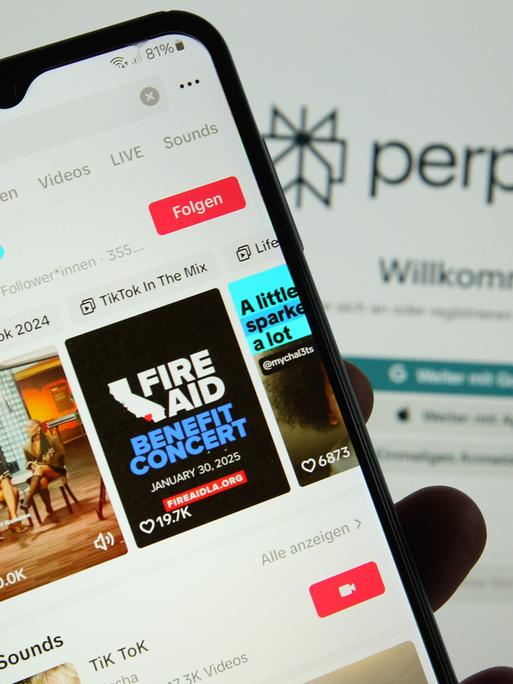 Auf einem Smartphone wurde das Videoportal TikTok aufgerufen. Dahinter wurde auf einem Laptop die Konversations-Suchmaschine Perplexity AI aufgerufen.