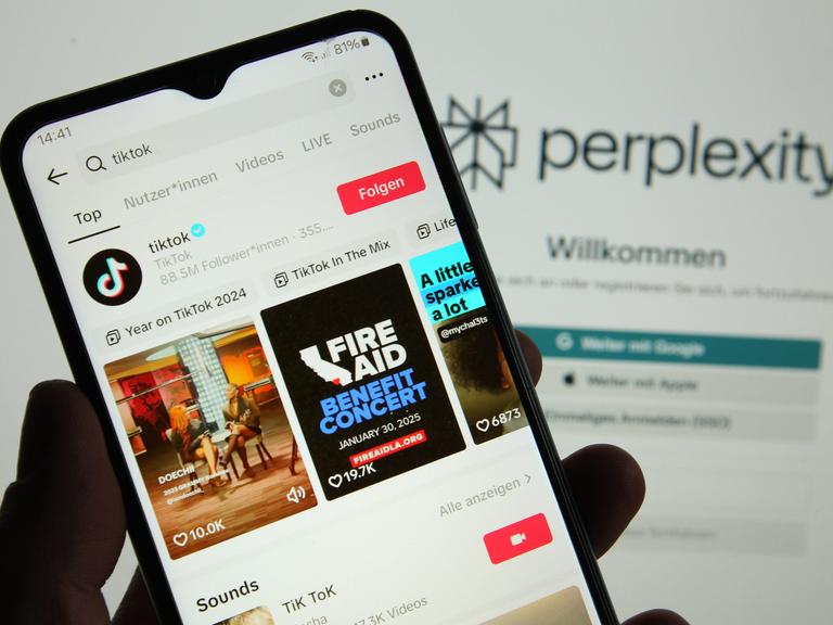 Auf einem Smartphone wurde das Videoportal TikTok aufgerufen. Dahinter wurde auf einem Laptop die Konversations-Suchmaschine Perplexity AI aufgerufen.
