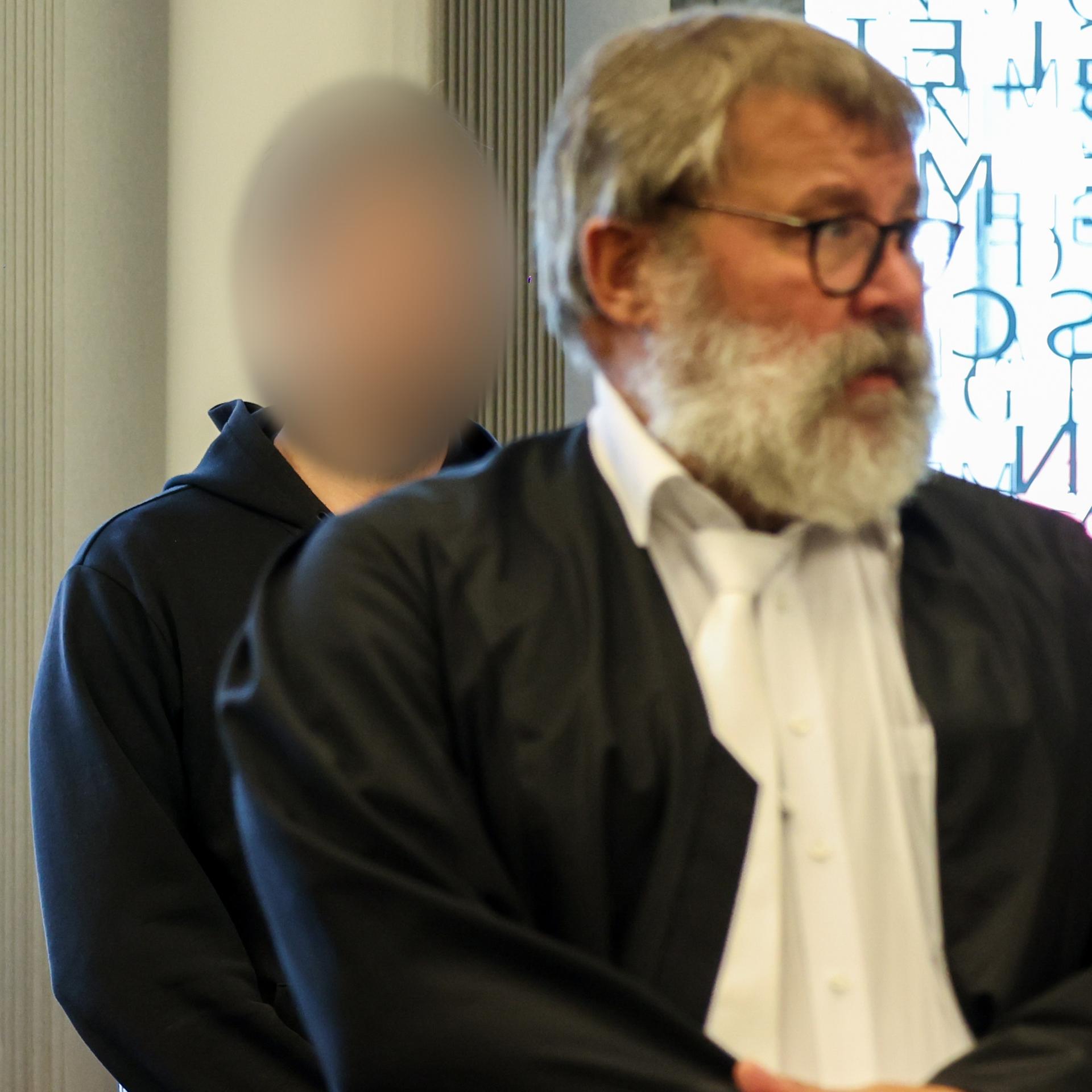Wuppertal: Der Angeklagte Daniel S. (l) steht vor Verhandlungsbeginn hinter seinem Anwalt Jochen Ohliger an der Anklagebank. 