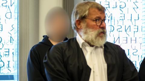 Wuppertal: Der Angeklagte Daniel S. (l) steht vor Verhandlungsbeginn hinter seinem Anwalt Jochen Ohliger an der Anklagebank. 