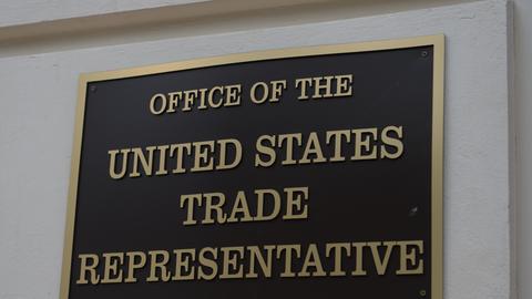 Ein Schild am Gebäudes des US-Handelsministerium in Washington D.C. (USA)