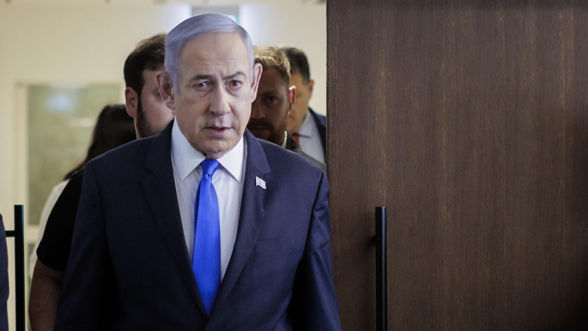 Benjamin Netanjahu geht durch eine Tür.