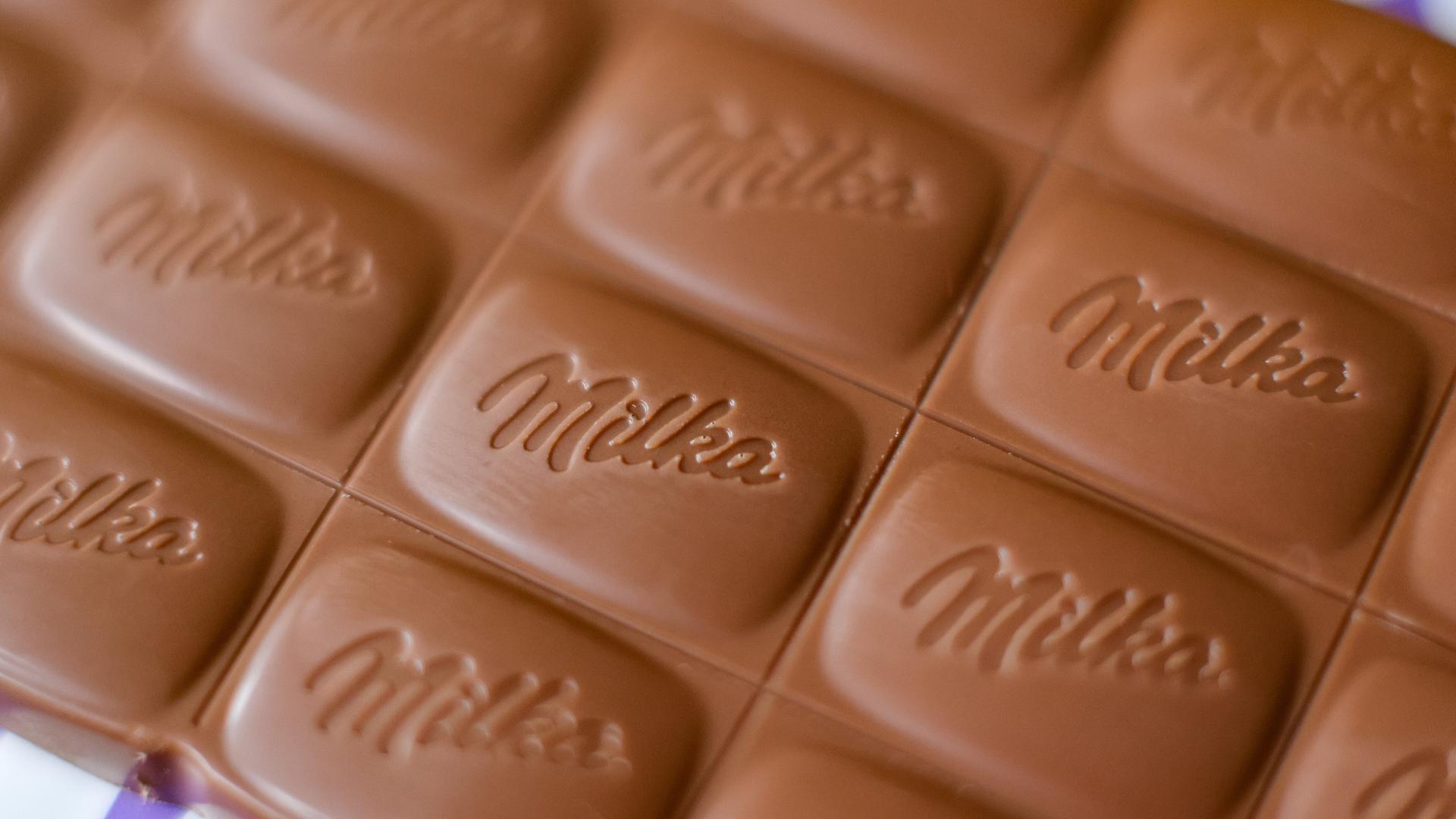 Eine Tafel Milka-Schokolade liegt auf einem Tisch Eine Tafel Milka-Schokolade liegt auf einem Tisch