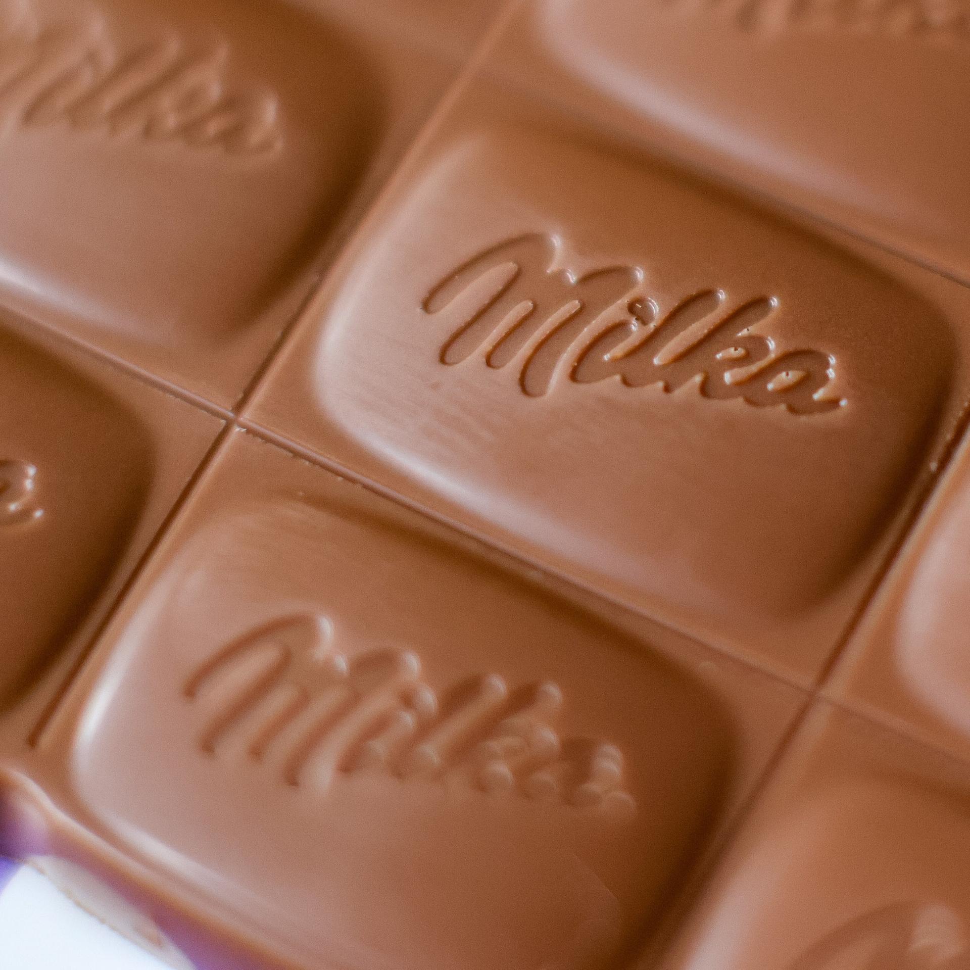 Eine Tafel Milka-Schokolade liegt auf einem Tisch