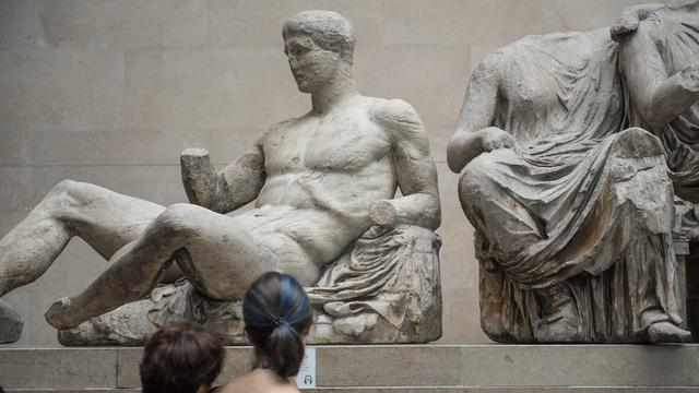 Besucher betrachten die Elgin Marbles, eine Sammlung griechischer Skulpturen aus dem Parthenon in Athen, die im British Museum in London, Großbritannien, ausgestellt sind Besucher betrachten die Elgin Marbles, eine Sammlung griechischer Skulpturen aus dem Parthenon in Athen, die im British Museum in London, Großbritannien, ausgestellt sind