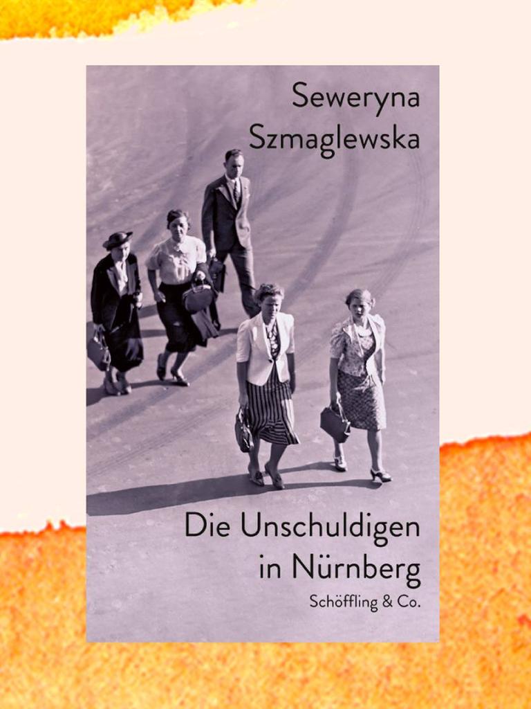 Männer und Frauen laufen über einen leeren Platz.