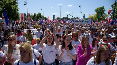 Das Foto zeigt Menschen, die Fahnen schwenken und demonstrieren.