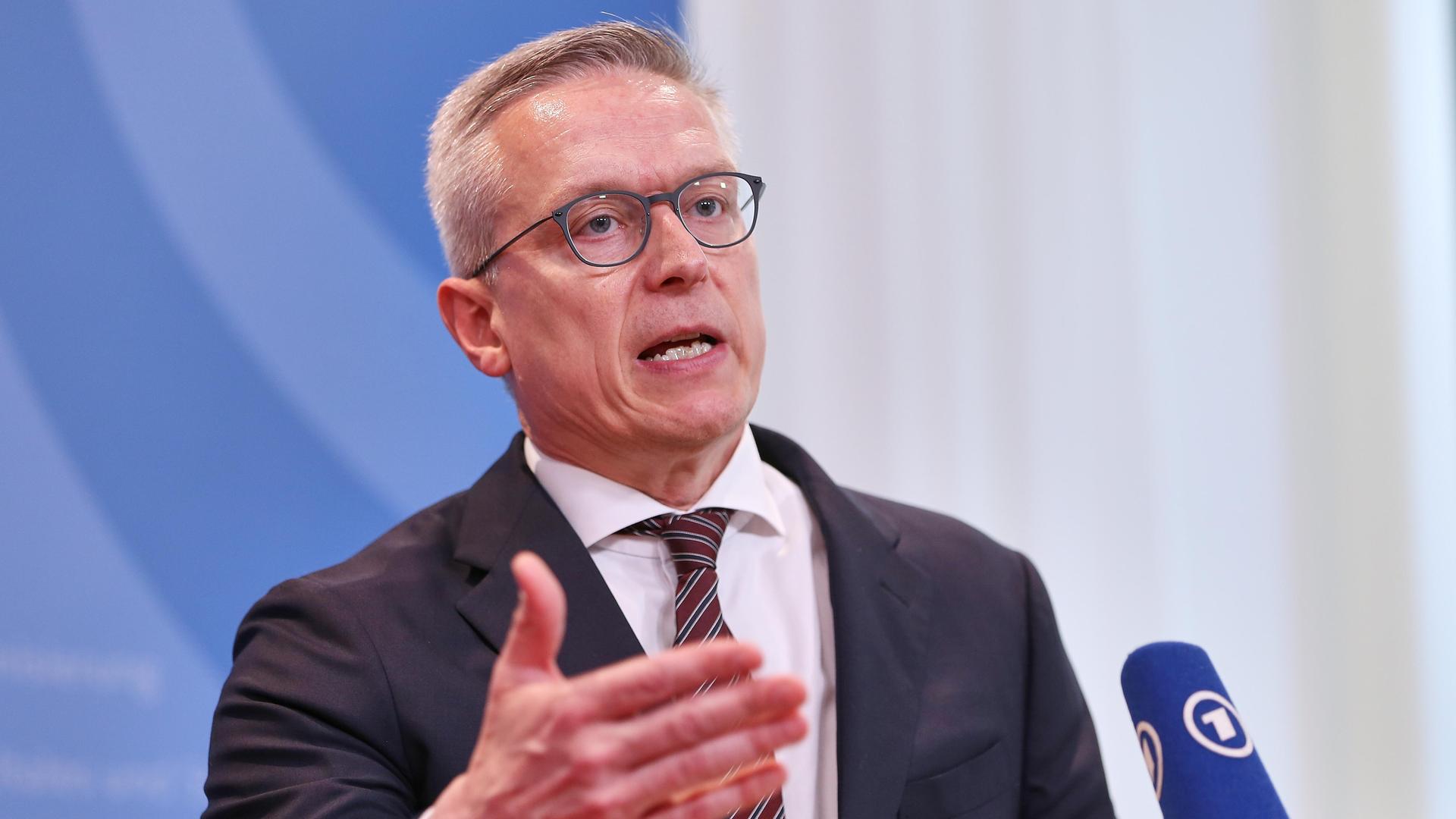 Karsten Wildberger bei einer Pressekonferenz Karsten Wildberger bei einer Pressekonferenz