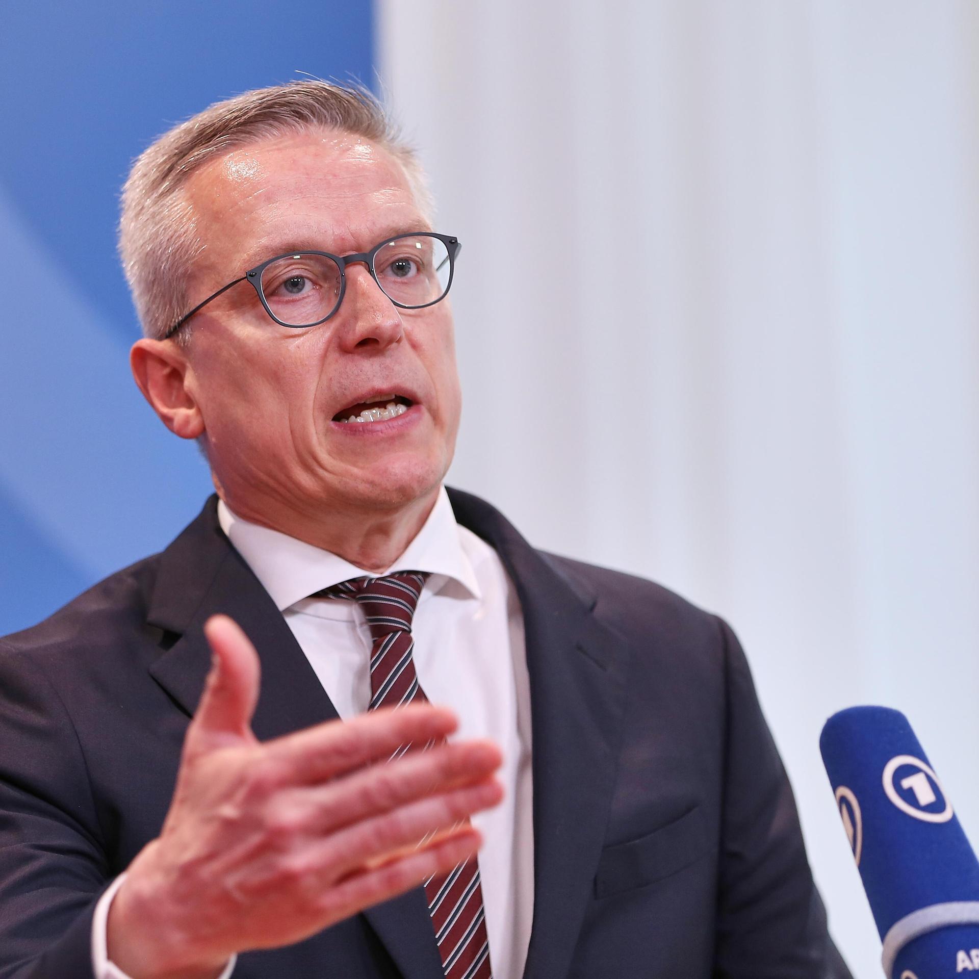 Karsten Wildberger bei einer Pressekonferenz
