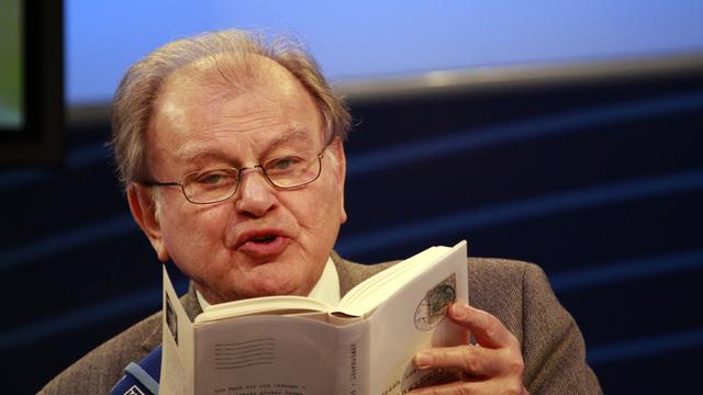 Der Schriftsteller Erich Loest liest im Rahmen der Leipziger Buchmesse 2009 aus einem Buch.