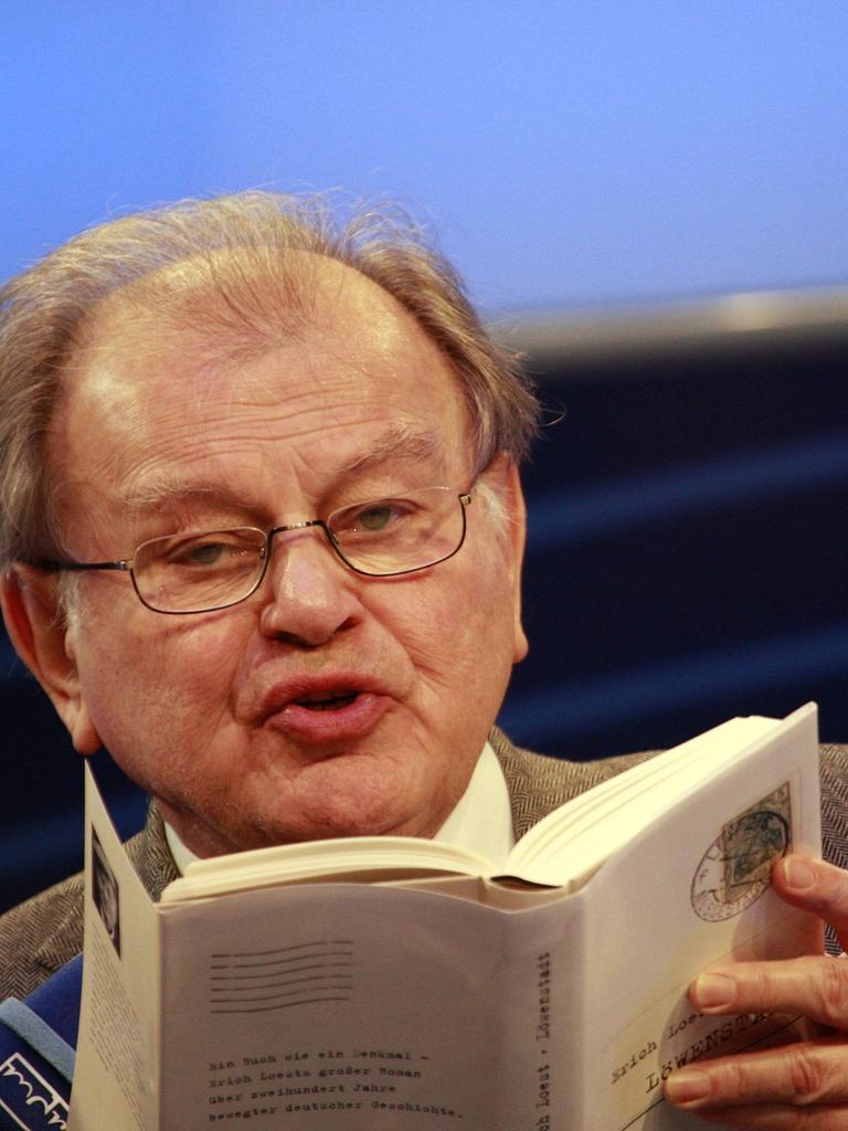 Der Schriftsteller Erich Loest liest im Rahmen der Leipziger Buchmesse 2009 aus einem Buch.
