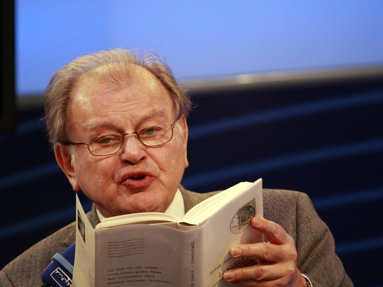 Der Schriftsteller Erich Loest liest im Rahmen der Leipziger Buchmesse 2009 aus einem Buch.