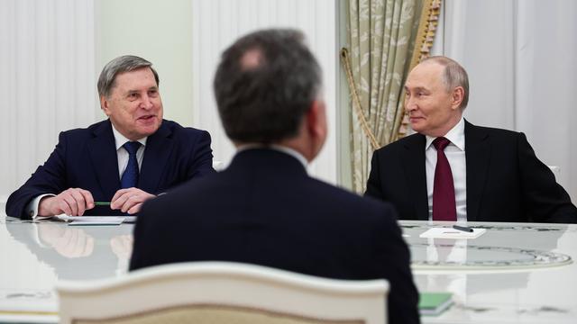 Der russische Präsident Wladimir Putin spricht mit Steve Witkoff aus den USA. Sie sitzen im Kreml in Moskau an einem Tisch.