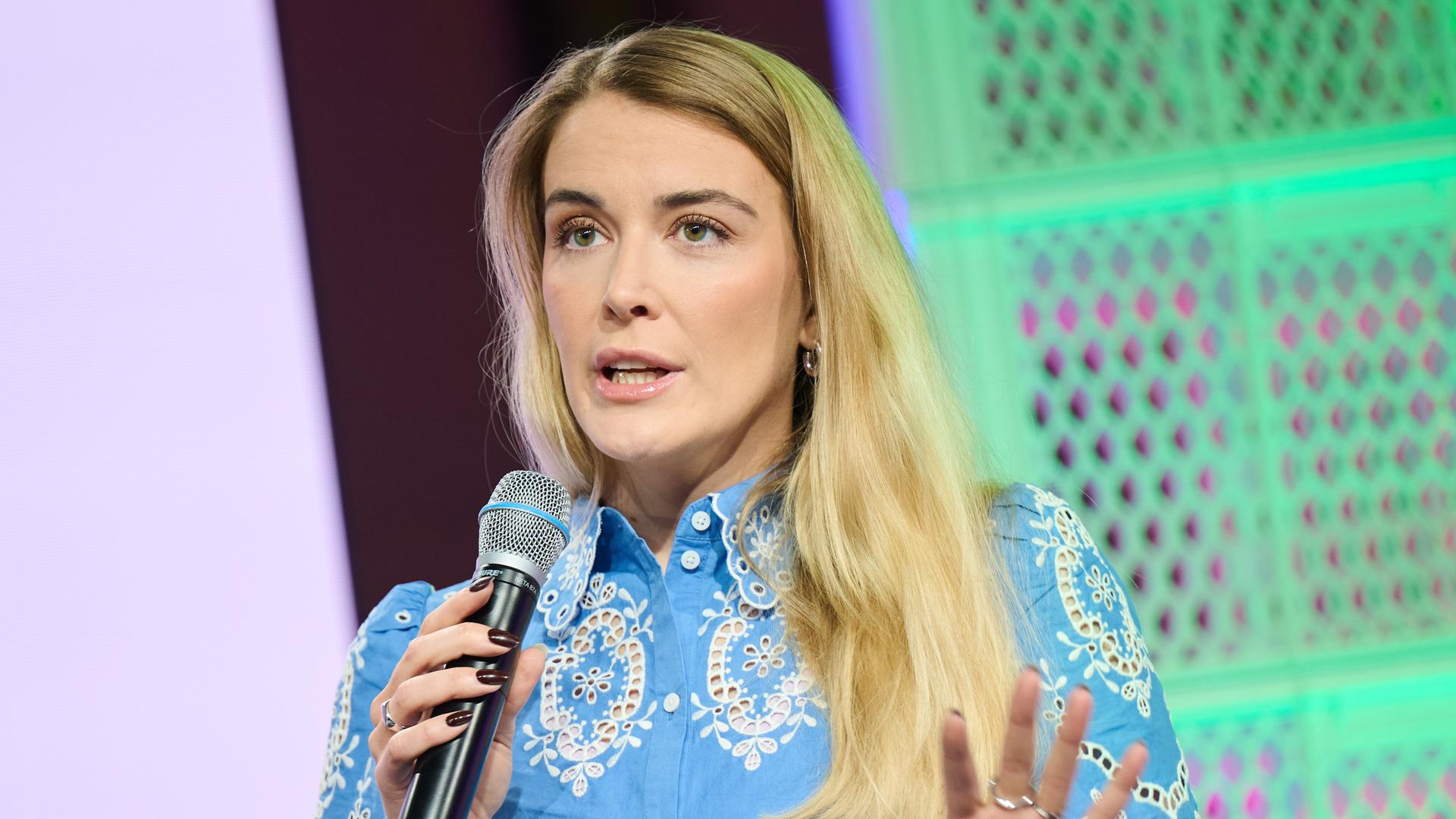 Annika Brockschmidt, Journalistin und Autorin, spricht während der Digitalmesse Republica in Berlin in ein Mikrofon und gestekuliert mit der linken Hand