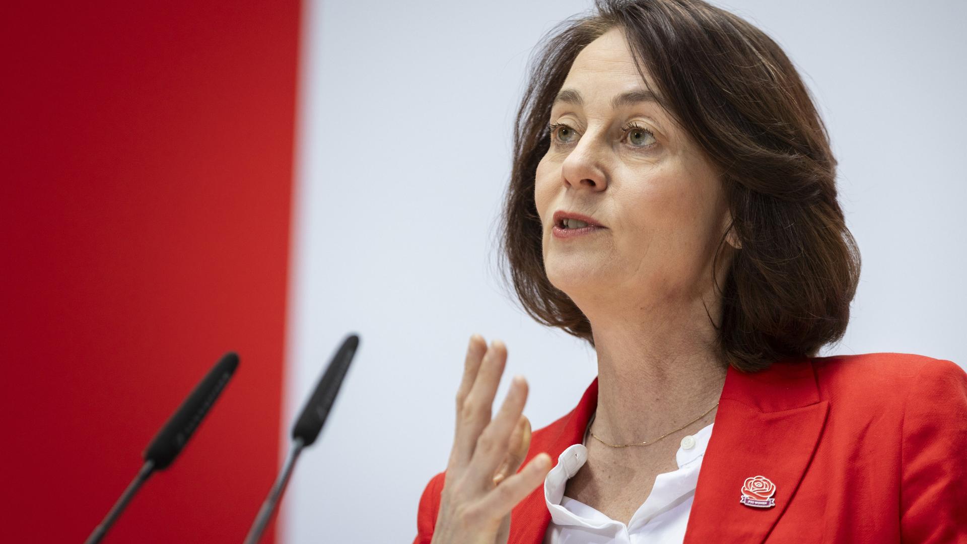 Die SPD-Europaabgeordnete, Katarina Barley (SPD), steht an einem Rednerpult und spricht. 