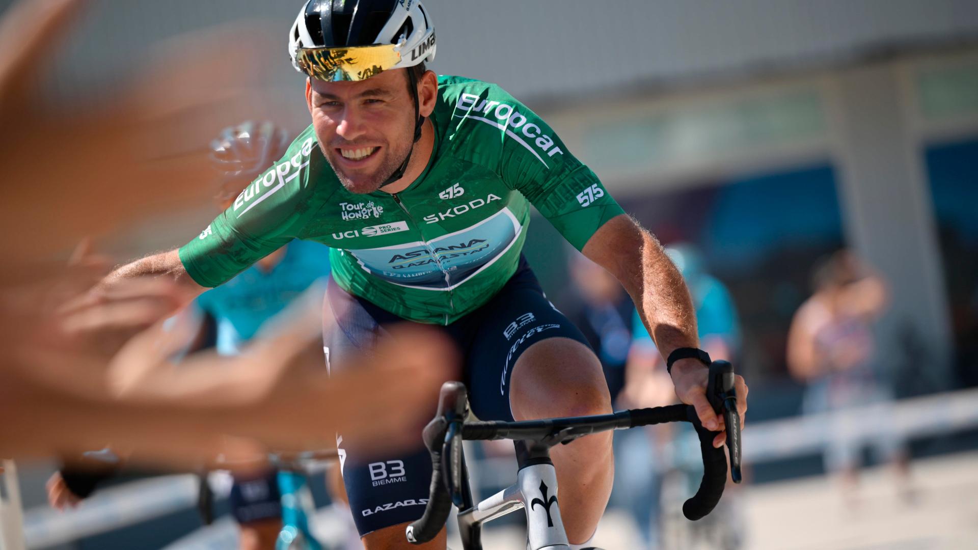 Der Brite Mark Cavendish klatscht bei der Tour of Hungary lächelnd Zuschauer ab. 