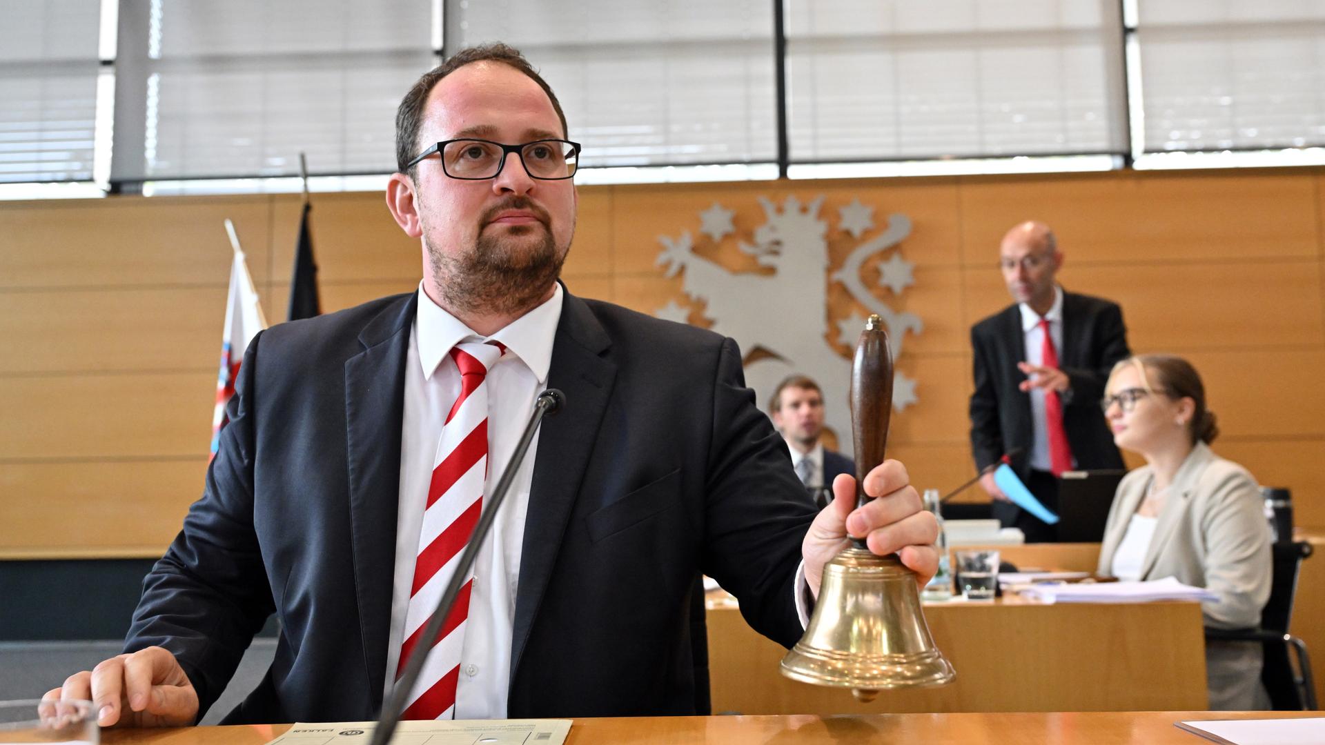 Das Foto zeigt den CDU-Politiker Thadäus König. Er ist neuer Präsident im Thüringer Land-Tag. Er sitzt im Landtag und läutet eine Glocke. (28.09.2024)