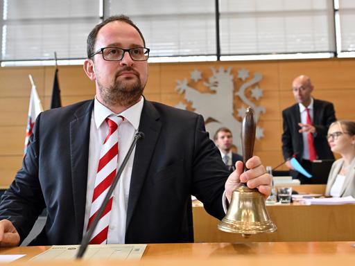 Thadäus König (CDU) ist neuer Landtagspräsident des Thüringer Landtags. Er sitzt im Landtag und läutet eine Glocke. (28.09.2024)