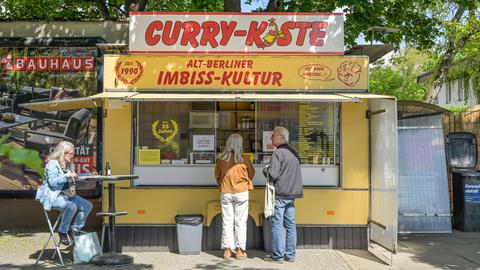 Eine Imbussbude in Berlin namens Curry-Kiste - Altberliner Imbisskultur mit Kundschaft. 