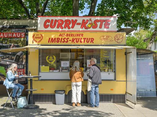 Eine Imbussbude in Berlin namens Curry-Kiste - Altberliner Imbisskultur mit Kundschaft. 