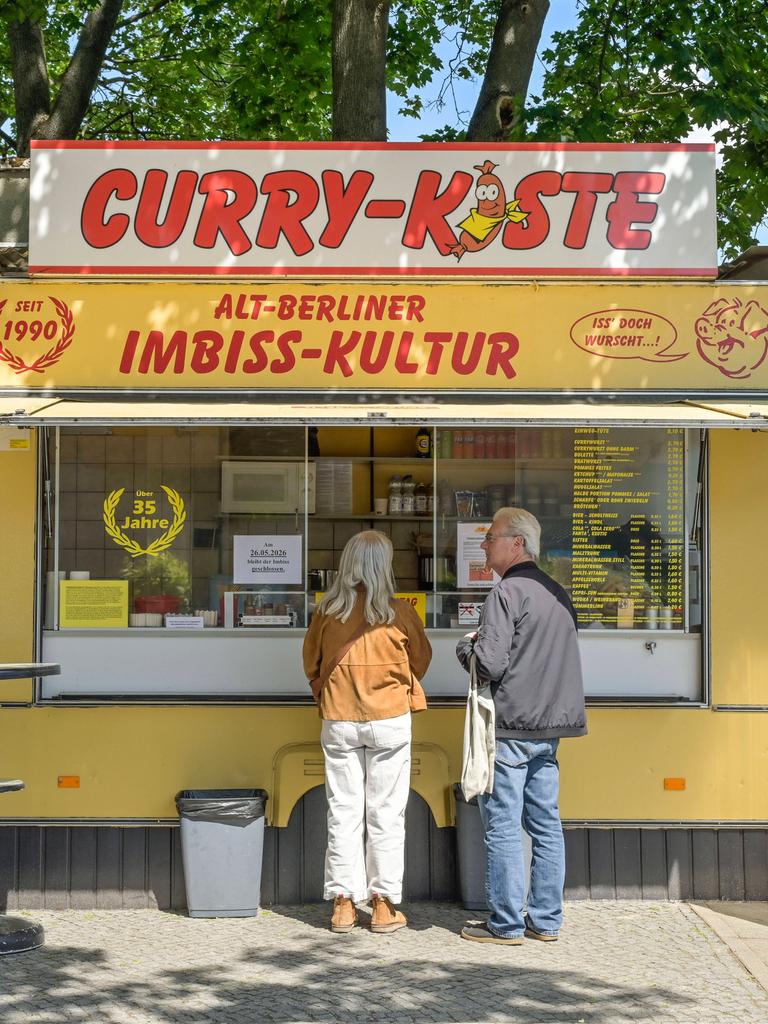Eine Imbussbude in Berlin namens Curry-Kiste - Altberliner Imbisskultur mit Kundschaft. 
