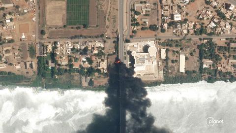 Ein Satellitenfoto zeigt Brände in der Nähe eines Krankenhauses in Khartum im Sudan. Schwarzer Rauch steigt über einem Gebäude empor.