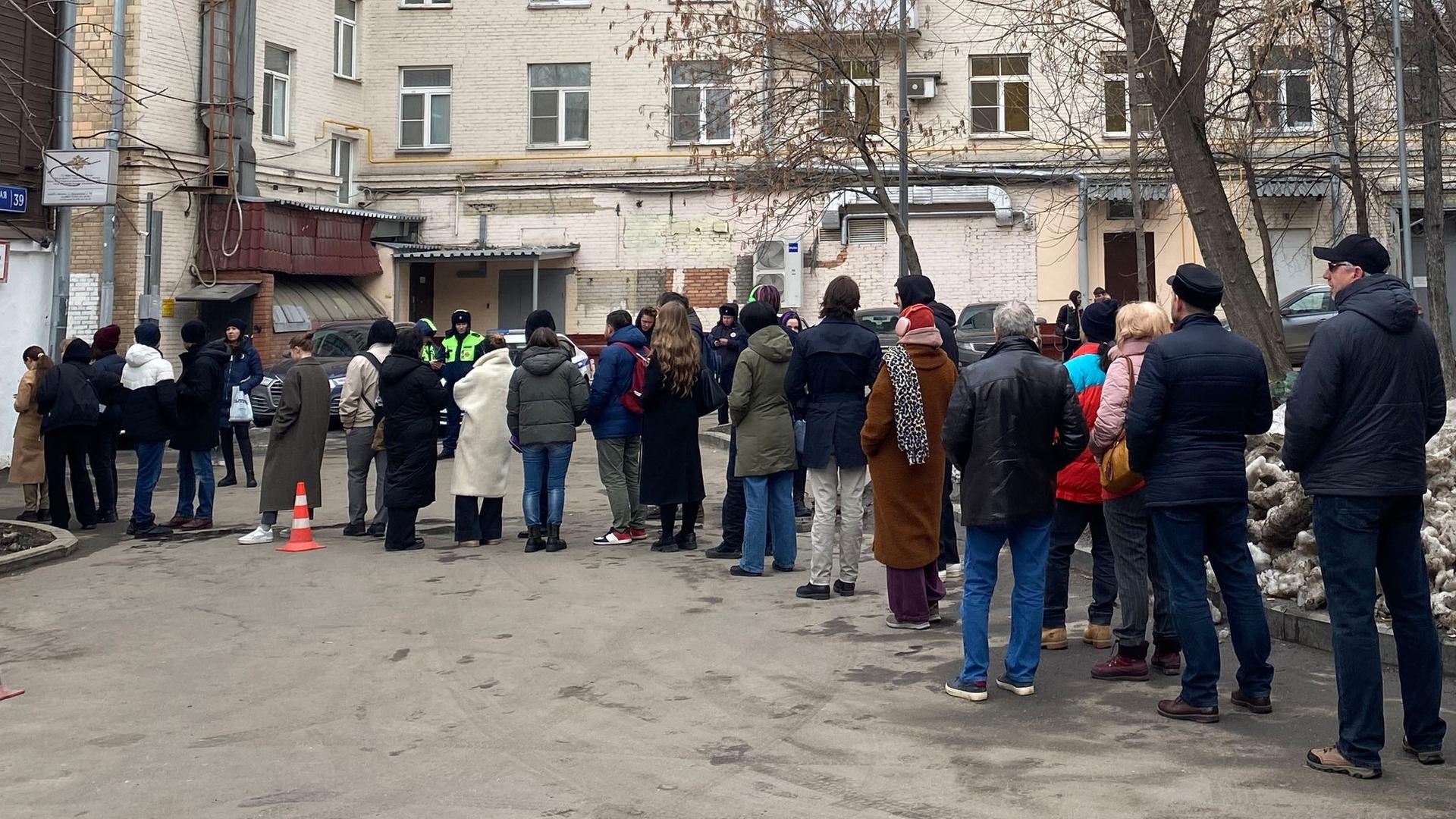 Menschen stehen nach 12 Uhr mittags Schlange vor einem Wahllokal. Die Aktion Â«Mittag gegen PutinÂ» wurde von der russischen Opposition ausgerufen, um zu zeigen, dass viele Menschen gegen den Amtsinhaber sind.