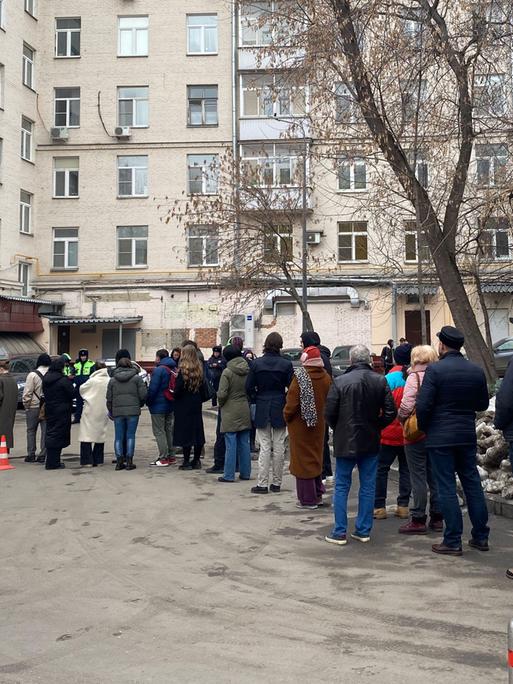 Menschen stehen nach 12 Uhr mittags Schlange vor einem Wahllokal. Die Aktion Â«Mittag gegen PutinÂ» wurde von der russischen Opposition ausgerufen, um zu zeigen, dass viele Menschen gegen den Amtsinhaber sind.